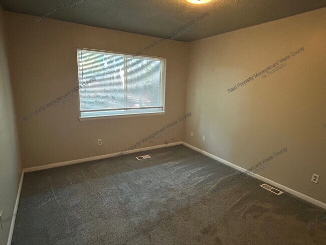 Building Photo - 4702 Walden Pond Dr