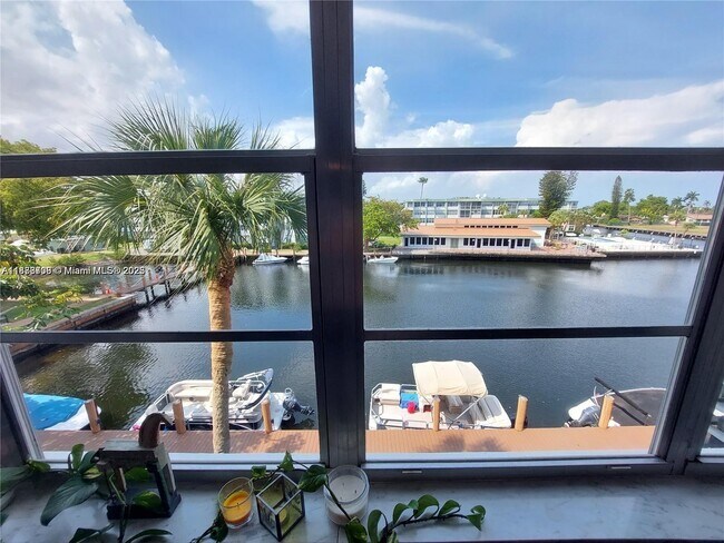 Building Photo - 2741 Taft St