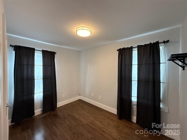 Building Photo - 300 E Peterson Dr
