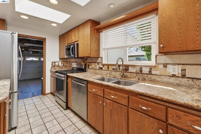 Building Photo - 1450 Kolln St