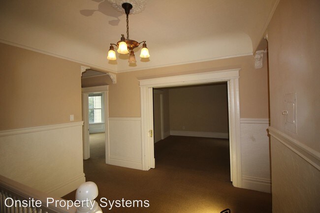 Building Photo - 3 br, 1.5 bath Apartment - 166 Carl Street