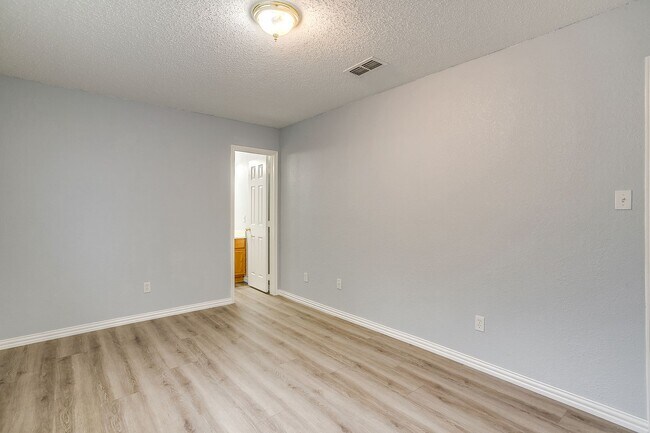 Building Photo - Spacious Well Maintained 2 Bed- 2.5 Bath T...