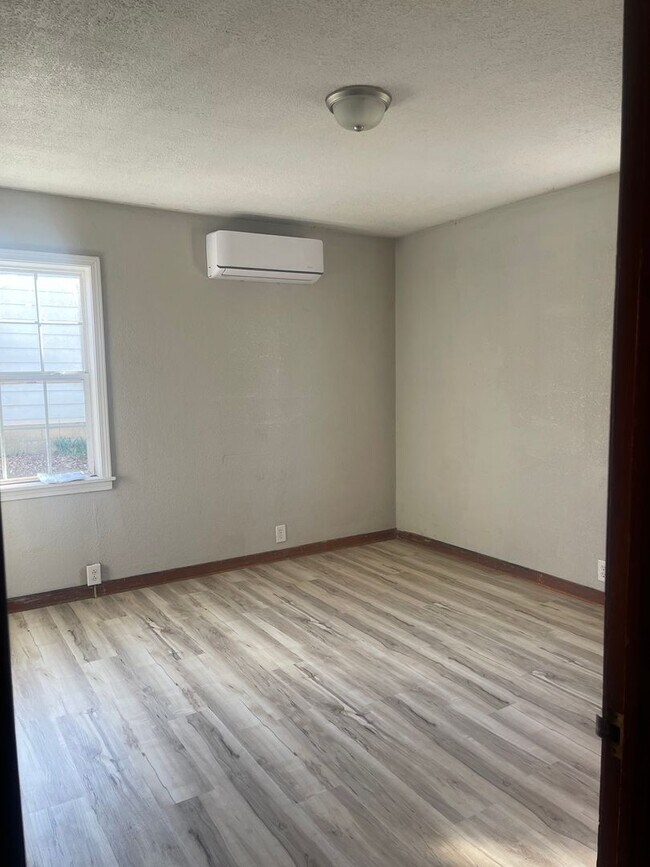 Building Photo - 1011 S Rinker Ave