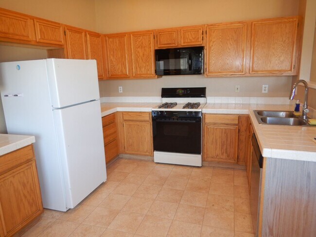 Building Photo - Cute 4 bedroom home in Silver Shores