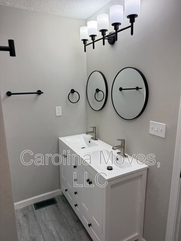 Building Photo - 135 Regent St