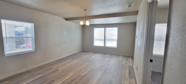Building Photo - LARGE 2 BEDROOM HOME