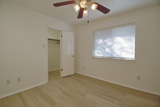 Building Photo - Well Maintained 3/2/2 on Corner Lot