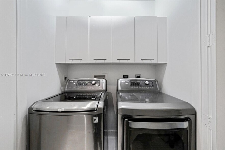 Building Photo - 900 Brickell Key Blvd