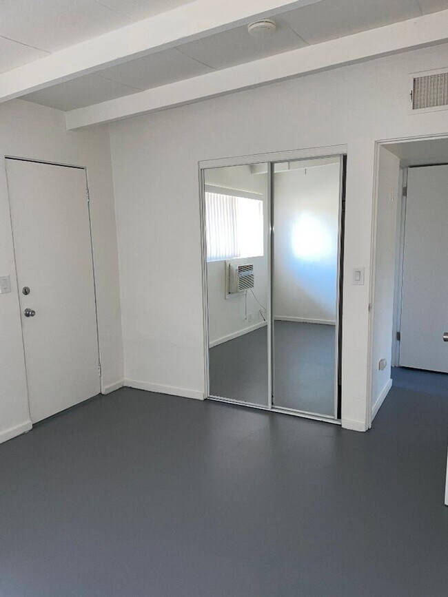 Building Photo - 540 S Mountain View Dr