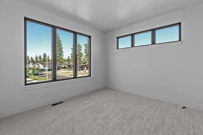 Building Photo - Exquisite Town home living: Bends desirabl...
