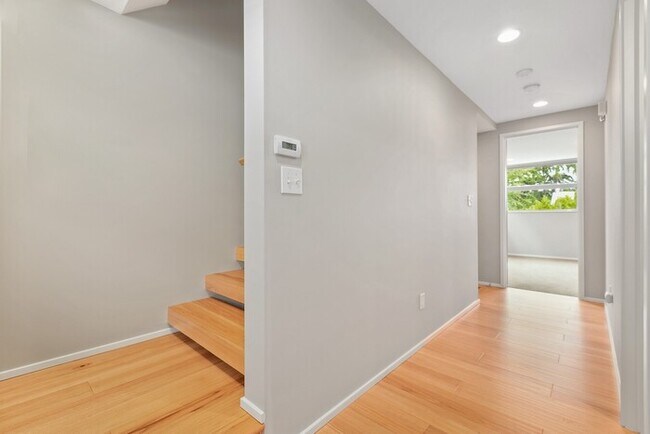 Building Photo - Gorgeous VIEW Townhome w/ 2 Master Suites in Coveted Eastlake