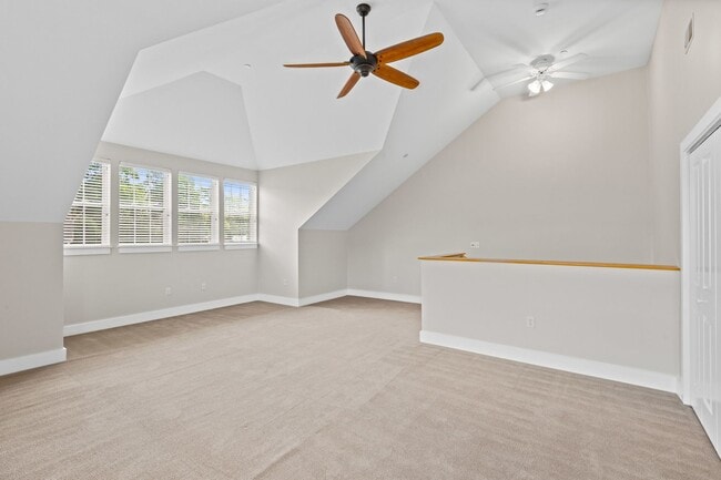 Building Photo - Private, light filled end unit townhome: 3 bed, 2.5 bath, 2,400 sq ft
