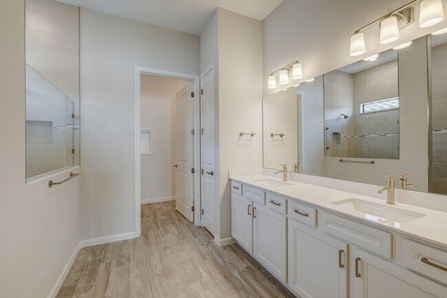 Building Photo - 837 SE Courances Dr