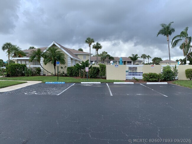 Building Photo - 1544 SE Royal Green Cir