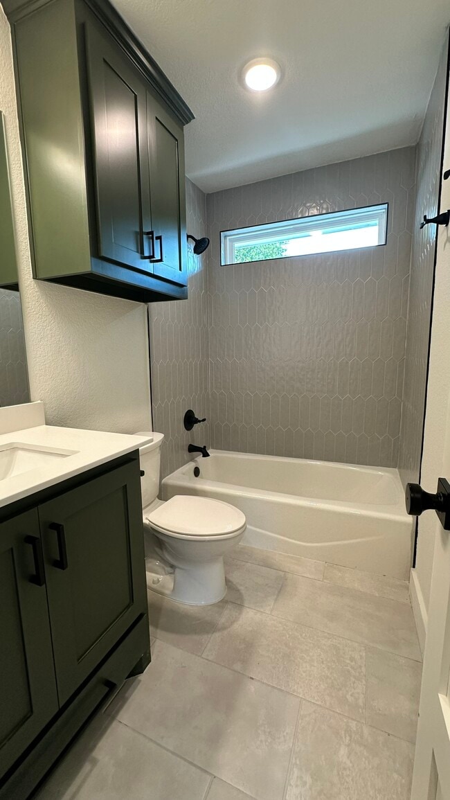 Building Photo - 112 Rousseau St