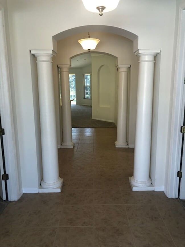 Building Photo - 15250 Riverbend Blvd