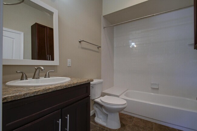 Building Photo - UT PRE LEASE: 2009 Remodeled 6 Bed / 3 Bat...