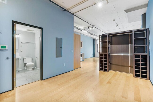 Building Photo - Stylish, south-facing 1-bdrm/1-bath loft in the Pearl—Deeded parking & storage