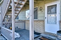 Building Photo - Bright End-Unit Condo – 2 Bed/1 Bath, Single-Level, No Stairs!