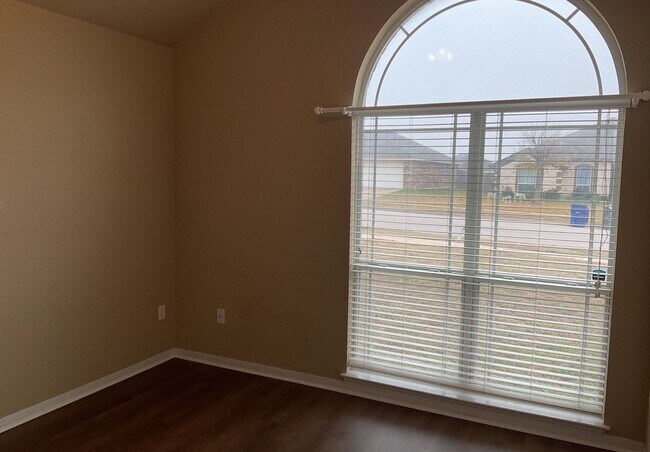 Building Photo - AMAZING RENT SPECIAL WITH IMMEDIATE MOVE IN - SECTION 8 ACCEPTED!