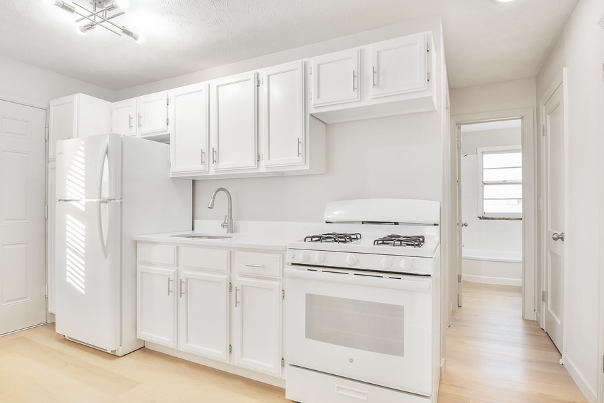 Kitchen - 4620 Davenport St