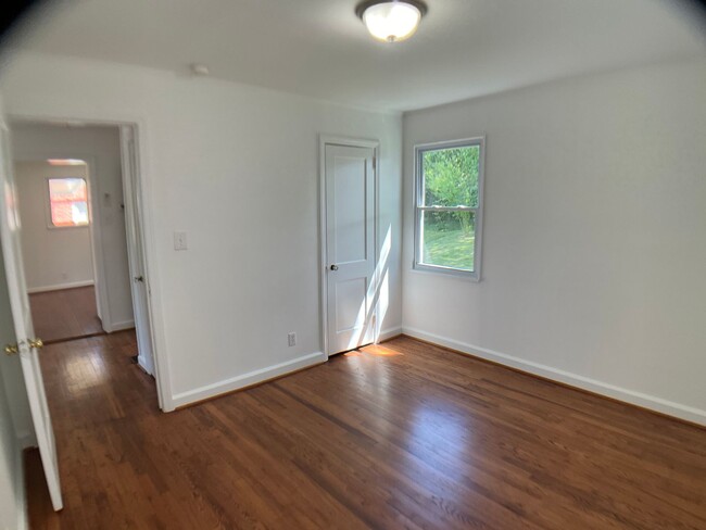 Building Photo - Adorable Bungalow Next to Downtown Raleigh!