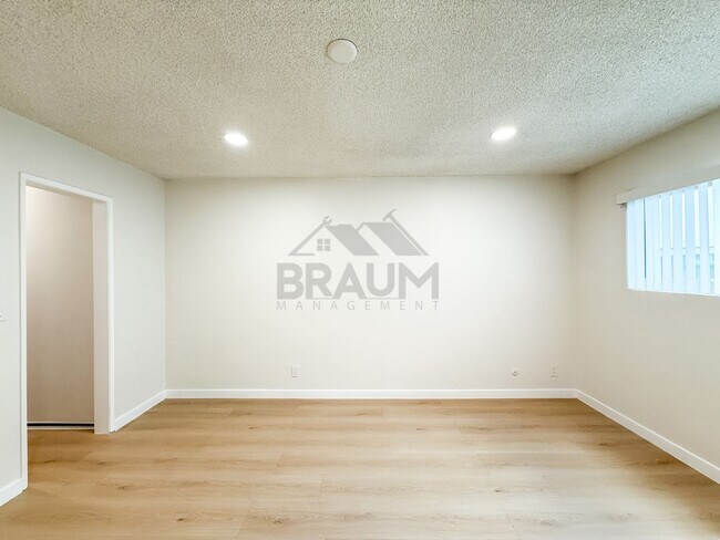Building Photo - 6039 Whitsett Ave