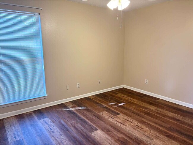 Building Photo - Just 2.5 miles from Eglin AFB!