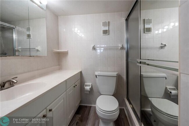 Building Photo - 250 Jacaranda Dr