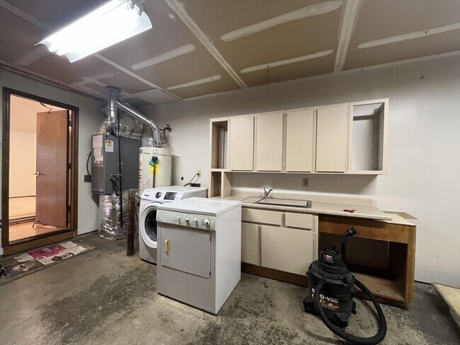Building Photo - Comfortable Single-Level Living in Southwest Portland with Vaulted Ceilings, Spacious Backyard & ...