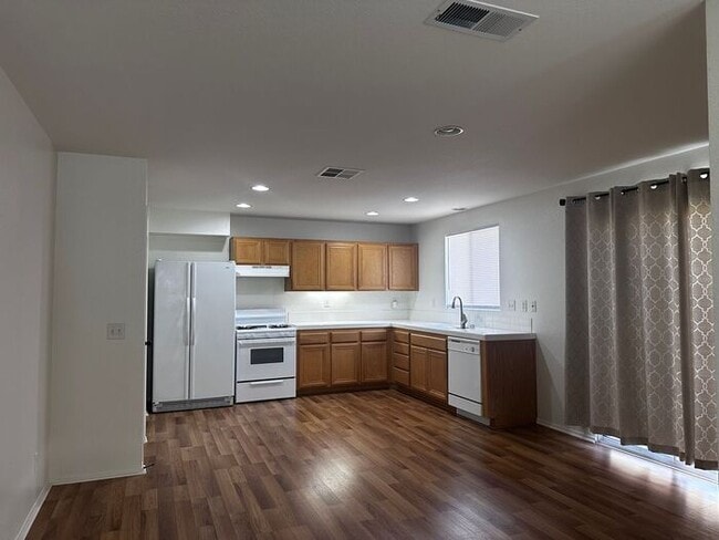 Building Photo - Welcome to this cozy home where comfort meets convenience. ? Now offering special pricing for Mov...
