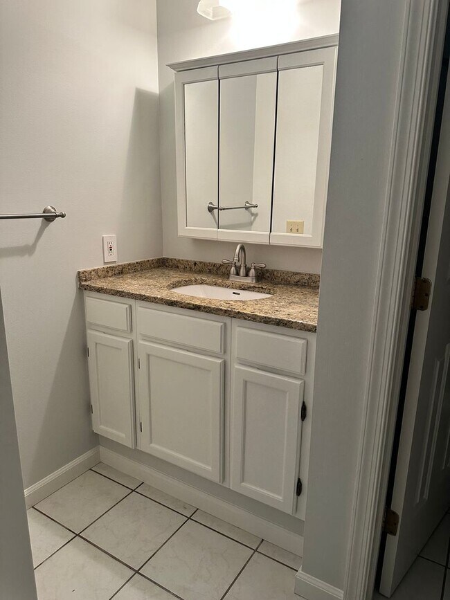 Building Photo - Condo available in the City of Williamsburg! Available July 2026!