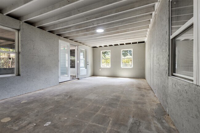 Building Photo - 200 Pine St