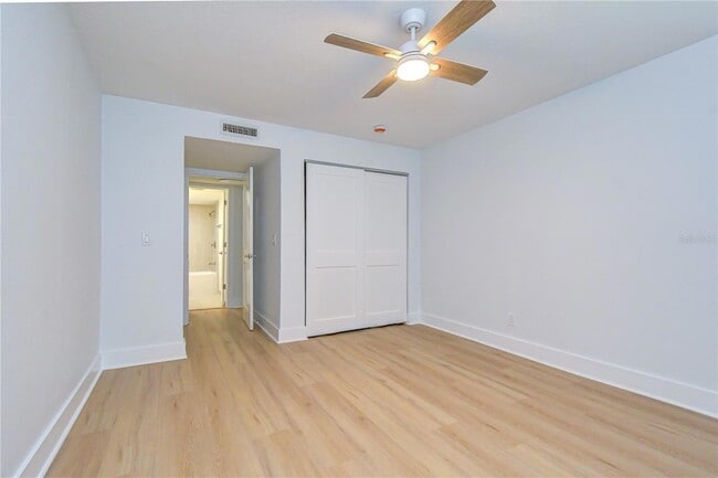 Building Photo - 200 Country Club Dr