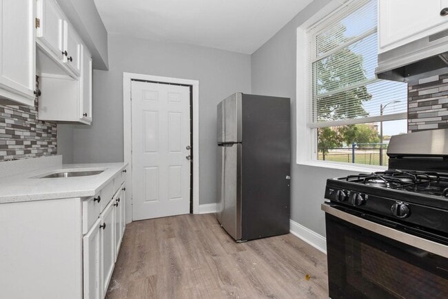 Interior Photo - 4230-38 Michigan