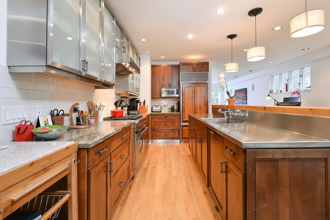 Building Photo - 2317 N Greenview Ave