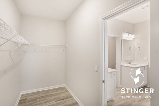 Building Photo - 585 Dreher Dr