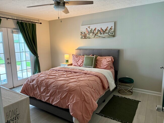 Building Photo - 517 Palm Ave