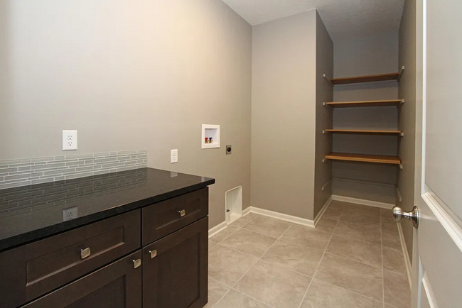 Building Photo - 5 Bedroom and 3 Bathroom House available J...