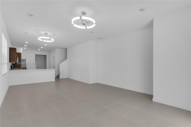 Building Photo - 615 NE 1st Ave