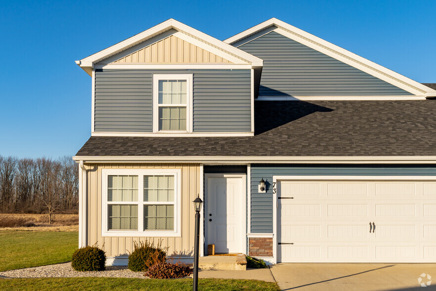 Primary Photo - Perry Creek Townhomes - Midland, MI