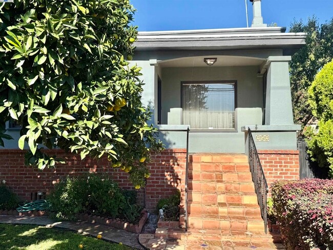 Building Photo - 252 Stoakes Ave