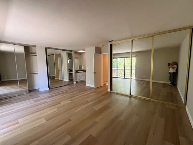 Building Photo - 3 Bed End Unit in Mt. View