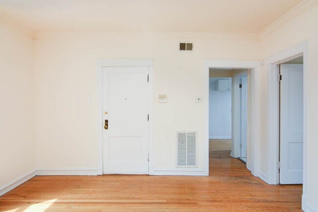 Building Photo - 3042 W Wellington Ave