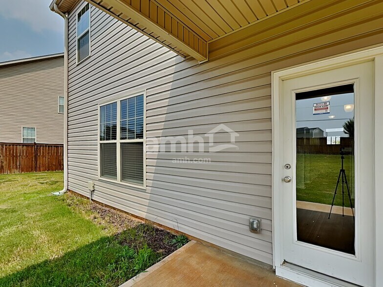 Building Photo - 810 Genesis Wy