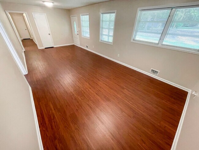 Building Photo - Renovated 3BR Ranch w/Basement