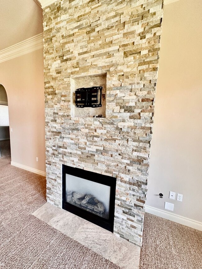 Building Photo - Spacious 4 Bedroom Home in Quiet Cul-de-Sa...