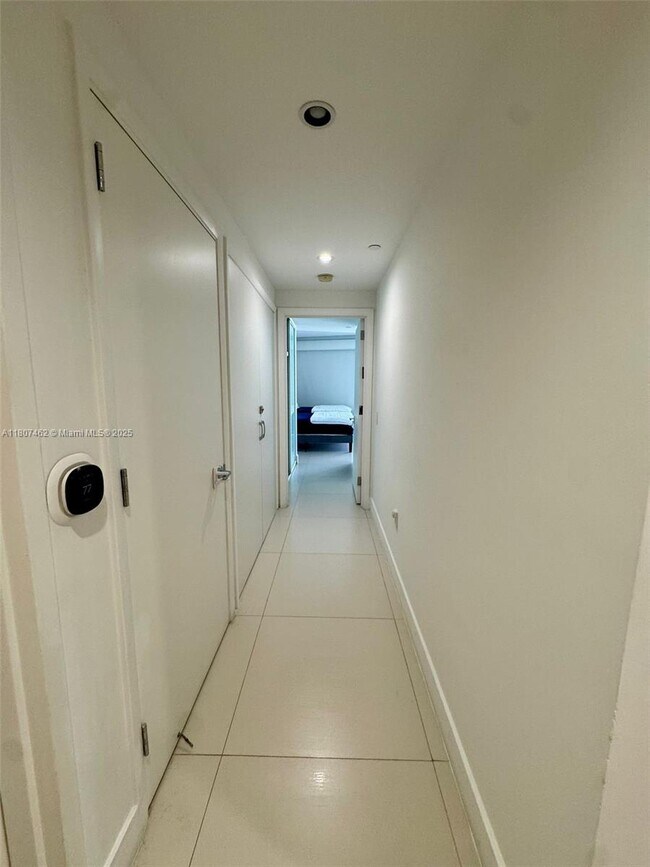 Building Photo - 17121 Collins Ave