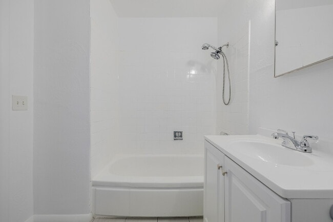 Building Photo - Remodeled 2 bedroom, 1 bath duplex for rent