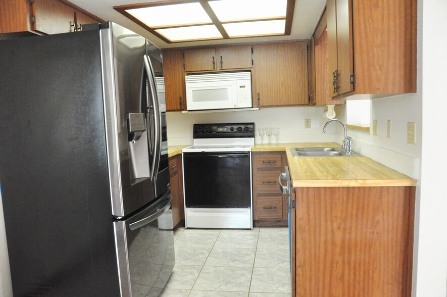 Kitchen - 916 Spring St NW